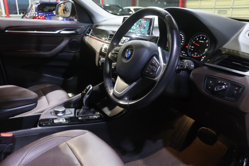 BMW X1 XDrive20i Xﾗｲﾝ ﾊｲﾗｲﾝﾊﾟｯｹｰｼﾞ　ﾓｶﾌﾞﾗｳﾝﾚｻﾞｰ ﾋｰﾀｰ IDriveﾅﾋﾞ ﾊﾞｯｸｶﾒﾗ ﾊﾟｰｷﾝｸﾞｾﾝｻｰ ﾍｯﾄﾞｱｯﾌﾟﾃﾞｨｽﾌﾟﾚｲ ｱﾀﾞﾌﾟﾃｨﾌﾞｸﾙｰｽﾞｺﾝﾄﾛｰﾙ LEDﾍｯﾄﾞﾗｲﾄ 純正18ｲﾝﾁAW(ｽﾀｲﾘﾝｸﾞ569)　2年保証