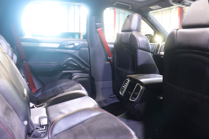 ポルシェ カイエン GTS ｽﾎﾟｰﾂｸﾛﾉﾊﾟｯｹｰｼﾞ ﾚｻﾞｰｲﾝﾃﾘｱﾊﾟｯｹｰｼﾞ　後期ﾓﾃﾞﾙ ｱﾙｶﾝﾀﾗ/ﾌﾞﾗｯｸﾚｻﾞｰｼｰﾄ ﾊﾟﾉﾗﾏｻﾝﾙｰﾌ ﾅﾋﾞTV ﾊﾞｯｸｶﾒﾗ ﾊﾟｰｷﾝｸﾞｾﾝｻｰ PDLS付ﾍｯﾄﾞﾗｲﾄ ﾚｯﾄﾞｷｬﾘﾊﾟｰ 純正21ｲﾝﾁｸﾗｼｯｸAW　2年保証
