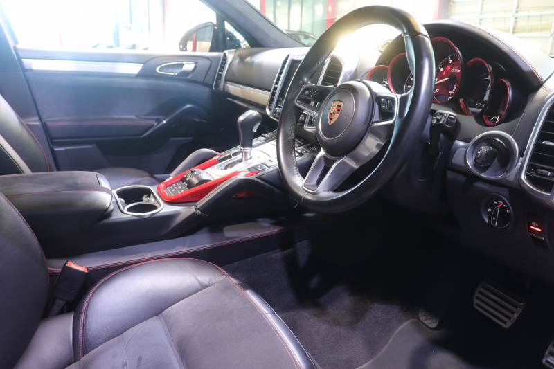 ポルシェ カイエン GTS ｽﾎﾟｰﾂｸﾛﾉﾊﾟｯｹｰｼﾞ ﾚｻﾞｰｲﾝﾃﾘｱﾊﾟｯｹｰｼﾞ　後期ﾓﾃﾞﾙ ｱﾙｶﾝﾀﾗ/ﾌﾞﾗｯｸﾚｻﾞｰｼｰﾄ ﾊﾟﾉﾗﾏｻﾝﾙｰﾌ ﾅﾋﾞTV ﾊﾞｯｸｶﾒﾗ ﾊﾟｰｷﾝｸﾞｾﾝｻｰ PDLS付ﾍｯﾄﾞﾗｲﾄ ﾚｯﾄﾞｷｬﾘﾊﾟｰ 純正21ｲﾝﾁｸﾗｼｯｸAW　2年保証