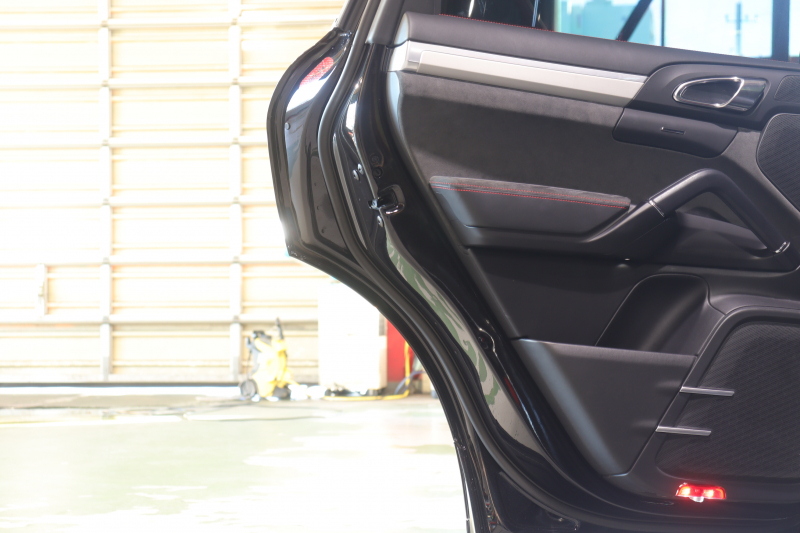 ポルシェ カイエン GTS ｽﾎﾟｰﾂｸﾛﾉﾊﾟｯｹｰｼﾞ ﾚｻﾞｰｲﾝﾃﾘｱﾊﾟｯｹｰｼﾞ　後期ﾓﾃﾞﾙ ｱﾙｶﾝﾀﾗ/ﾌﾞﾗｯｸﾚｻﾞｰｼｰﾄ ﾊﾟﾉﾗﾏｻﾝﾙｰﾌ ﾅﾋﾞTV ﾊﾞｯｸｶﾒﾗ ﾊﾟｰｷﾝｸﾞｾﾝｻｰ PDLS付ﾍｯﾄﾞﾗｲﾄ ﾚｯﾄﾞｷｬﾘﾊﾟｰ 純正21ｲﾝﾁｸﾗｼｯｸAW　2年保証