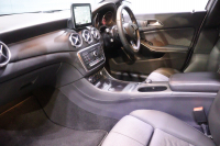 メルセデスベンツ GLA GLA180 ﾚｰﾀﾞｰSP　後期ﾓﾃﾞﾙ ﾌﾞﾗｯｸﾚｻﾞｰﾂｲﾝｼｰﾄ 8ｲﾝﾁﾜｲﾄﾞﾅﾋﾞ CarPlay LEDﾍｯﾄﾞﾗｲﾄ ｱｸﾃｨﾌﾞｸﾙｺﾝ ﾚｰﾝｷｰﾌﾟ ﾌﾞﾗｲﾝﾄﾞｽﾎﾟｯﾄ ｼｰﾄﾋｰﾀｰ ﾊﾞｯｸｶﾒﾗ 自動ﾘｱｹﾞｰﾄ 純正17ｲﾝﾁｱﾙﾐ　2年保証