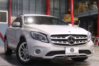 メルセデスベンツ GLA GLA180 ﾚｰﾀﾞｰSP　後期ﾓﾃﾞﾙ ﾌﾞﾗｯｸﾚｻﾞｰﾂｲﾝｼｰﾄ 8ｲﾝﾁﾜｲﾄﾞﾅﾋﾞ CarPlay LEDﾍｯﾄﾞﾗｲﾄ ｱｸﾃｨﾌﾞｸﾙｺﾝ ﾚｰﾝｷｰﾌﾟ ﾌﾞﾗｲﾝﾄﾞｽﾎﾟｯﾄ ｼｰﾄﾋｰﾀｰ ﾊﾞｯｸｶﾒﾗ 自動ﾘｱｹﾞｰﾄ 純正17ｲﾝﾁｱﾙﾐ　2年保証