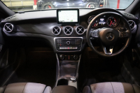 メルセデスベンツ GLA GLA180 ﾚｰﾀﾞｰSP　後期ﾓﾃﾞﾙ ﾌﾞﾗｯｸﾚｻﾞｰﾂｲﾝｼｰﾄ 8ｲﾝﾁﾜｲﾄﾞﾅﾋﾞ CarPlay LEDﾍｯﾄﾞﾗｲﾄ ｱｸﾃｨﾌﾞｸﾙｺﾝ ﾚｰﾝｷｰﾌﾟ ﾌﾞﾗｲﾝﾄﾞｽﾎﾟｯﾄ ｼｰﾄﾋｰﾀｰ ﾊﾞｯｸｶﾒﾗ 自動ﾘｱｹﾞｰﾄ 純正17ｲﾝﾁｱﾙﾐ　2年保証