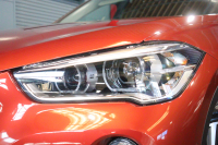 BMW X1 xDrive 18d ｱｰﾊﾞﾆｽﾀ　特別限定車 1ｵﾅ 専用ｶﾗｰ Aｱｸﾃｨﾌﾞ･ｾｰﾌﾃｨ ACC 茶革 純正ﾅﾋﾞ Bｶﾒﾗ ﾍｯﾄﾞｱｯﾌﾟD 19ｲﾝﾁAW(ｽﾀｲﾘﾝｸﾞ551) ｱﾝﾋﾞｴﾝﾄﾗｲﾄ LEDﾗｲﾄ 自動ﾘｱｹﾞｰﾄ　2年保証付