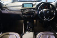 BMW X1 xDrive 18d ｱｰﾊﾞﾆｽﾀ　特別限定車 1ｵﾅ 専用ｶﾗｰ Aｱｸﾃｨﾌﾞ･ｾｰﾌﾃｨ ACC 茶革 純正ﾅﾋﾞ Bｶﾒﾗ ﾍｯﾄﾞｱｯﾌﾟD 19ｲﾝﾁAW(ｽﾀｲﾘﾝｸﾞ551) ｱﾝﾋﾞｴﾝﾄﾗｲﾄ LEDﾗｲﾄ 自動ﾘｱｹﾞｰﾄ　2年保証付