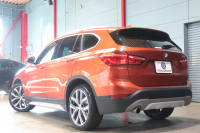 BMW X1 xDrive 18d ｱｰﾊﾞﾆｽﾀ　特別限定車 1ｵﾅ 専用ｶﾗｰ Aｱｸﾃｨﾌﾞ･ｾｰﾌﾃｨ ACC 茶革 純正ﾅﾋﾞ Bｶﾒﾗ ﾍｯﾄﾞｱｯﾌﾟD 19ｲﾝﾁAW(ｽﾀｲﾘﾝｸﾞ551) ｱﾝﾋﾞｴﾝﾄﾗｲﾄ LEDﾗｲﾄ 自動ﾘｱｹﾞｰﾄ　2年保証付