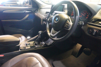 BMW X1 xDrive 18d ｱｰﾊﾞﾆｽﾀ　特別限定車 1ｵﾅ 専用ｶﾗｰ Aｱｸﾃｨﾌﾞ･ｾｰﾌﾃｨ ACC 茶革 純正ﾅﾋﾞ Bｶﾒﾗ ﾍｯﾄﾞｱｯﾌﾟD 19ｲﾝﾁAW(ｽﾀｲﾘﾝｸﾞ551) ｱﾝﾋﾞｴﾝﾄﾗｲﾄ LEDﾗｲﾄ 自動ﾘｱｹﾞｰﾄ　2年保証付