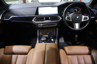 BMW X5 xDrive 35d Mｽﾎﾟｰﾂ ﾄﾞﾗｲﾋﾞﾝｸﾞﾀﾞｲﾅﾐｸｽP　ﾄﾞﾗｲﾋﾞﾝｸﾞｱｼｽﾄﾌﾟﾛ ｱﾀﾞﾌﾟﾃｨﾌﾞｴｱｻｽ ｲﾝﾃｸﾞﾚｲﾃｯﾄﾞｱｸﾃｨﾌﾞｽﾃｱ ｺﾆｬｯｸﾚｻﾞｰ ﾊﾟﾉﾗﾏｻﾝﾙｰﾌ 第7世代iDriveﾅﾋﾞ CarPlay ﾍｯﾄﾞｱｯﾌﾟD OP21ｲﾝﾁAW　2年保証