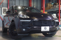 ポルシェ カイエン ﾌﾟﾗﾁﾅｴﾃﾞｨｼｮﾝ　別仕様車 後期ﾓﾃﾞﾙ MY17 ｱｸﾃｨﾌﾞｸﾙｺﾝ ﾚｰﾝﾁｪﾝｼﾞ ﾂｰﾄﾝﾚｻﾞｰｲﾝﾃﾘｱ(ﾚｯﾄﾞ/ﾌﾞﾗｯｸ) 赤革ｼｰﾄ 14way電動ｼｰﾄ ﾊﾟﾉﾗﾏｻﾝﾙｰﾌ PCMﾅﾋﾞ BOSEｻｳﾝﾄﾞ CarPlay 20ｲﾝﾁRSｽﾊﾟｲﾀﾞｰAW　2年保証