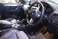 BMW X1 xDrive 18d Mｽﾎﾟｰﾂ ｺﾝﾌｫｰﾄP ｱﾄﾞﾊﾞﾝｽﾄﾞｱｸﾃｨﾌﾞSP　後期 専用ｼｰﾄ ﾒﾓﾘｰ機能 第6世代iDriveﾅﾋﾞ ｱｸﾃｨﾌﾞｸﾙｺﾝ ｱｸﾃｨﾌﾞｸﾙｺﾝ 車線逸脱防止機能 LEDﾍｯﾄﾞﾗｲﾄ ｱﾝﾋﾞｴﾝﾄﾗｲﾄ 専用ｴｸｽﾃﾘｱ 専用色　2年保証