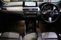 BMW X1 xDrive 18d Mｽﾎﾟｰﾂ ｺﾝﾌｫｰﾄP ｱﾄﾞﾊﾞﾝｽﾄﾞｱｸﾃｨﾌﾞSP　後期 専用ｼｰﾄ ﾒﾓﾘｰ機能 第6世代iDriveﾅﾋﾞ ｱｸﾃｨﾌﾞｸﾙｺﾝ ｱｸﾃｨﾌﾞｸﾙｺﾝ 車線逸脱防止機能 LEDﾍｯﾄﾞﾗｲﾄ ｱﾝﾋﾞｴﾝﾄﾗｲﾄ 専用ｴｸｽﾃﾘｱ 専用色　2年保証