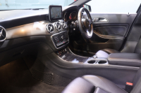 メルセデスベンツ GLA GLA220 4MATIC ﾌﾟﾚﾐｱﾑP ﾚｰﾀﾞｰSP　後期ﾓﾃﾞﾙ 黒革 ﾊﾟﾉﾗﾏｻﾝﾙｰﾌ 8ｲﾝﾁﾜｲﾄﾞﾅﾋﾞ CarPlay harman/kardonｻｳﾝﾄﾞ LEDﾍｯﾄﾞﾗｲﾄ ｱｸﾃｨﾌﾞｸﾙｺﾝ 自動ﾘｱｹﾞｰﾄ 18ｲﾝﾁｱﾙﾐ　2年保証