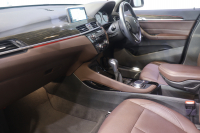BMW X1 xDrive 18d Xﾗｲﾝ ﾊｲﾗｲﾝ&ｺﾝﾌｫｰﾄP ｱﾄﾞﾊﾞﾝｽﾄﾞｱｸﾃｨﾌﾞSP　中期 ﾀﾞｺﾀﾚｻﾞｰ(ﾓｶ) 第6世代iDriveﾅﾋ ｱｸﾃｨﾌﾞｸﾙｺﾝ ﾍｯﾄﾞｱｯﾌﾟﾃﾞｨｽﾌﾟﾚｲ ｽﾗｲﾃﾞｨﾝｸﾞﾘﾔｼｰﾄ LEDﾍｯﾄﾞﾗｲﾄ 専用ｴｸｽﾃﾘｱ&18ｲﾝﾁｱﾙﾐ 自動Rｹﾞｰﾄ　2年保証