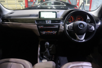 BMW X1 X1 xDrive 18d Xﾗｲﾝ ﾊｲﾗｲﾝ&ｺﾝﾌｫｰﾄP　ﾄﾞﾗｲﾋﾞﾝｸﾞｱｼｽﾄﾌﾟﾗｽ ﾓｶﾚｻﾞｰ 純正ﾅﾋﾞ ﾍｯﾄﾞｱｯﾌﾟﾃﾞｨｽﾌﾟﾚｲ ｱｸﾃｨﾌﾞｸﾙｺﾝ LEDﾍｯﾄﾞﾗｲﾄ ｱﾝﾋﾞｴﾝﾄﾗｲﾄ 専用ｴｸｽﾃﾘｱ ｳｯﾄﾞｲﾝﾃﾘｱﾄﾘﾑ OP19ｲﾝﾁAW 有償色　2年保証