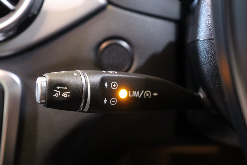 メルセデスベンツ GLA250 4MATIC 中古輸入SUV パノラマSR装備で毎日を快適に