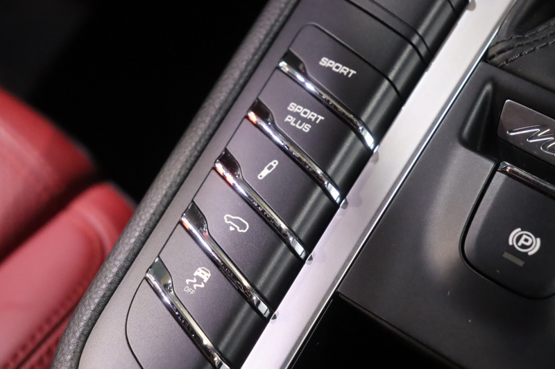 ポルシェ マカン S スポーツクロノPで楽しむラグジュアリーSUV