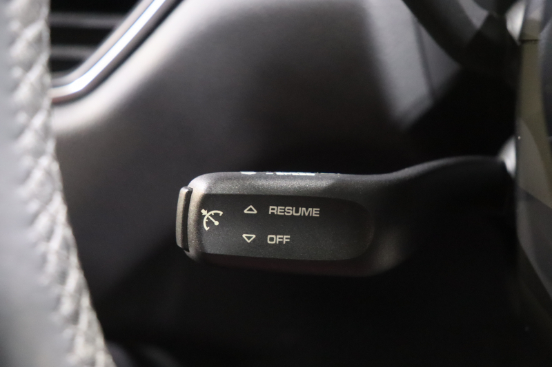 ポルシェ マカン S スポーツクロノPで楽しむラグジュアリーSUV