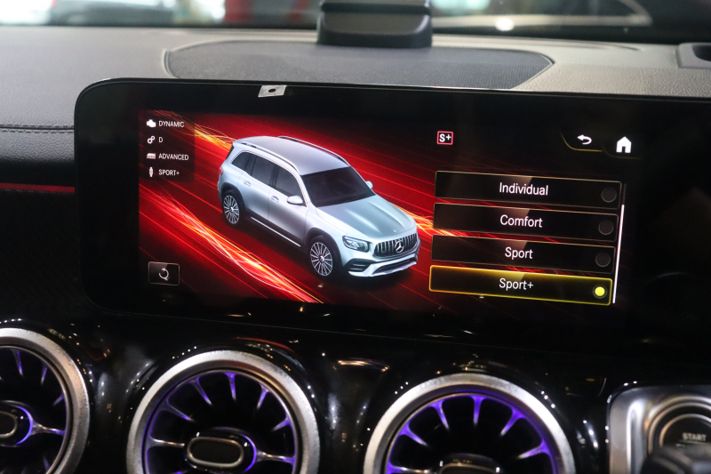 AMG GLB 35 4MATIC|赤×黒レザーが印象的な正規ディーラー車