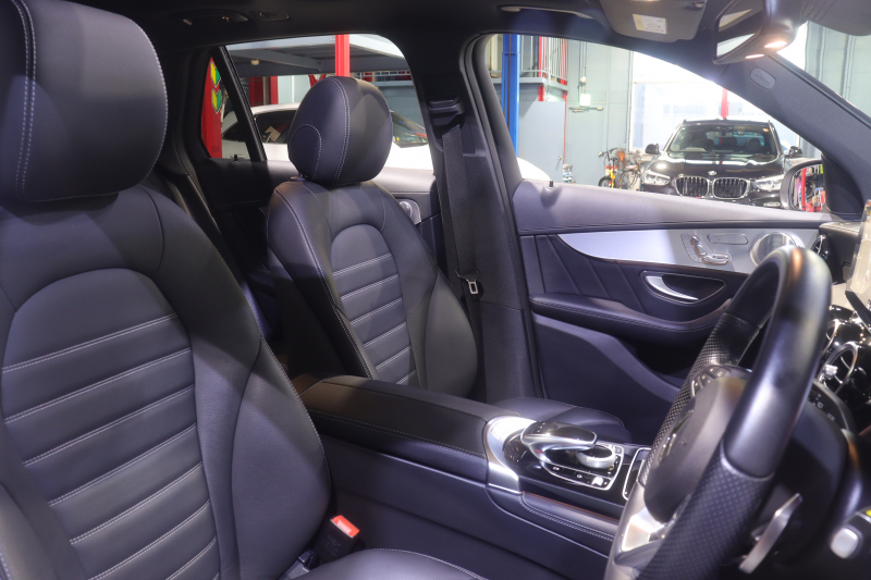 上質な黒革と充実装備が魅力!メルセデス・ベンツ GLC220d 4MATIC スポーツ